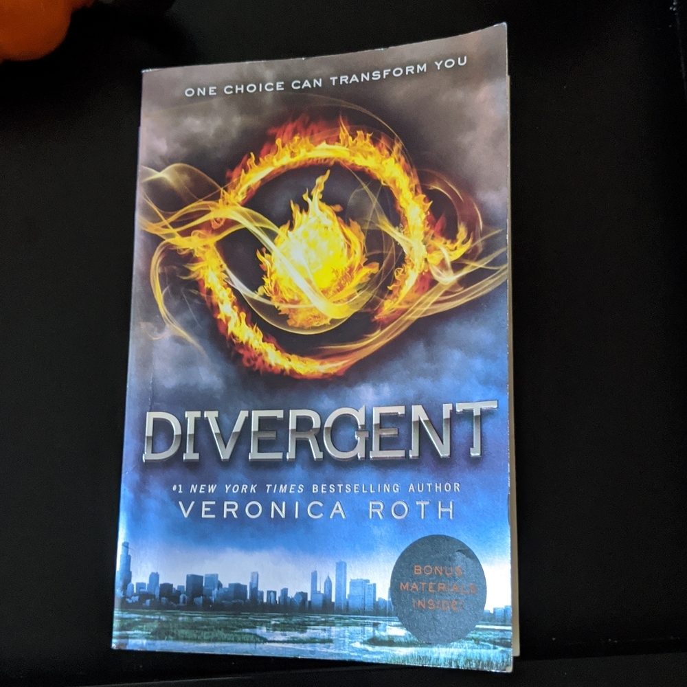 Divergent by Veronica Roth Paperback